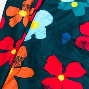 LuLaRoe Pants - LuLaRoe OS Green Floral Leggings LuLaRoe Pants - LuLaRoe OS Green Floral Leggings